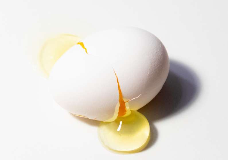 К чему снится видеть яйца. К чему снятся яйца куриные женщине. Желтое яйцо что значит беременность.